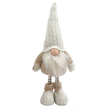 Gnome debout avec un bonnet tricoté blanc