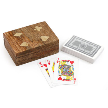 Cartes à jouer dans une boîte en bois